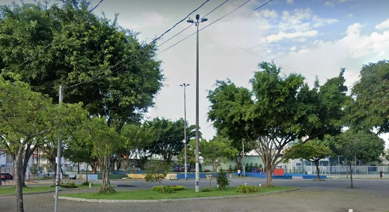 Homem é detido após agredir namorada com golpe de tesoura em praça de Vila Velha