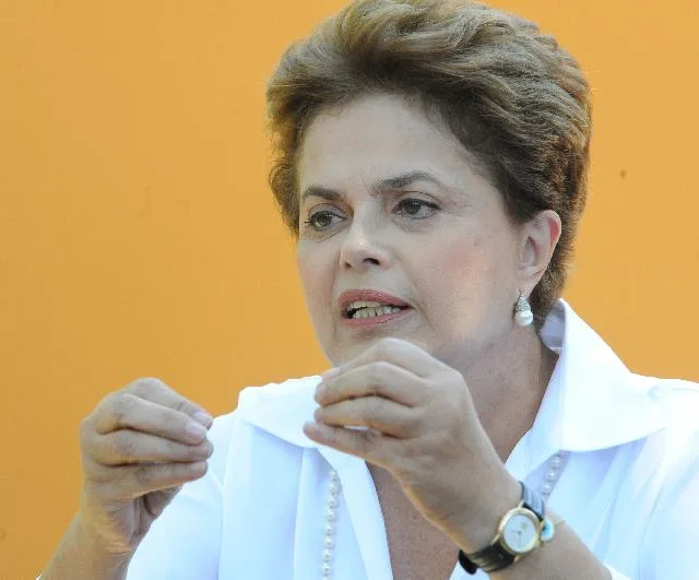 Dilma desembarca no ES e segue de helicóptero para Vila Velha