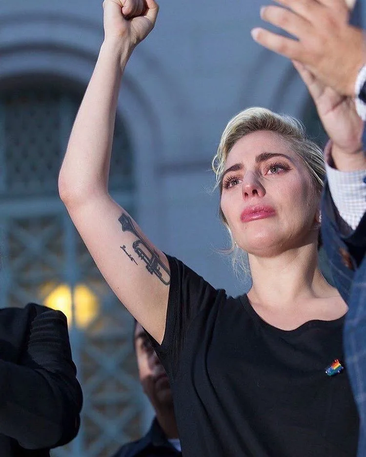 Lady Gaga chora durante homenagem às vítimas do massacre em Orlando