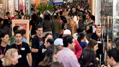 Intenção de consumo das famílias recua 3,4% em setembro ante agosto, diz CNC