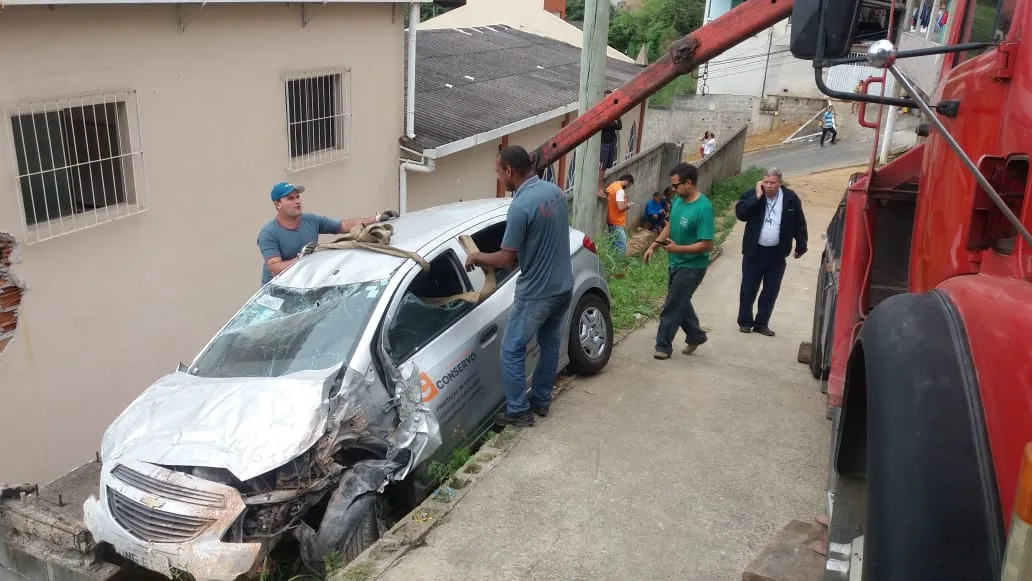 Carro que ficou preso na parede de igreja é retirado do local quase 48 horas após acidente