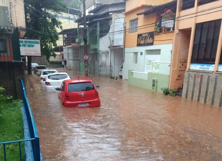 Chuva forte provoca alagamentos em bairros de Cachoeiro