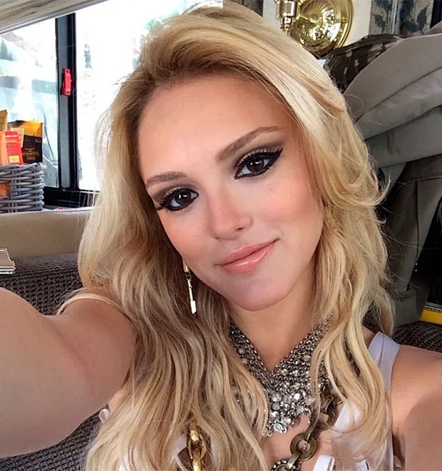 Isabelle Drummond leva 'bolo' de Tiago Iorc e discute ao telefone