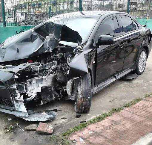 Carro de luxo fica destruído após bater em poste na Norte Sul