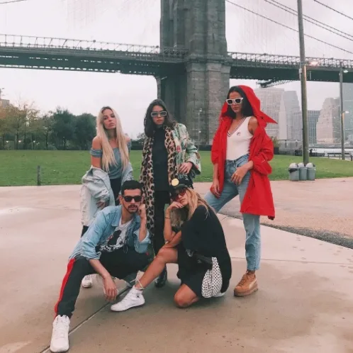 Manu Gavassi viaja à Nova York com Bruna Marquezine: Musinhas se atraem