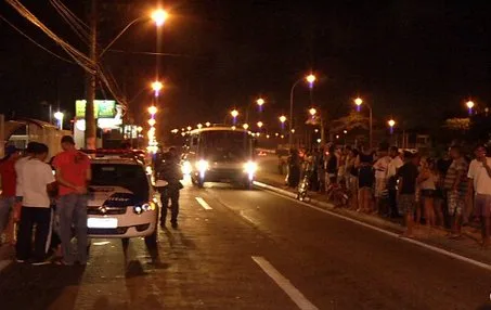 Homem reage e mata assaltantes em ponto de ônibus na Serra