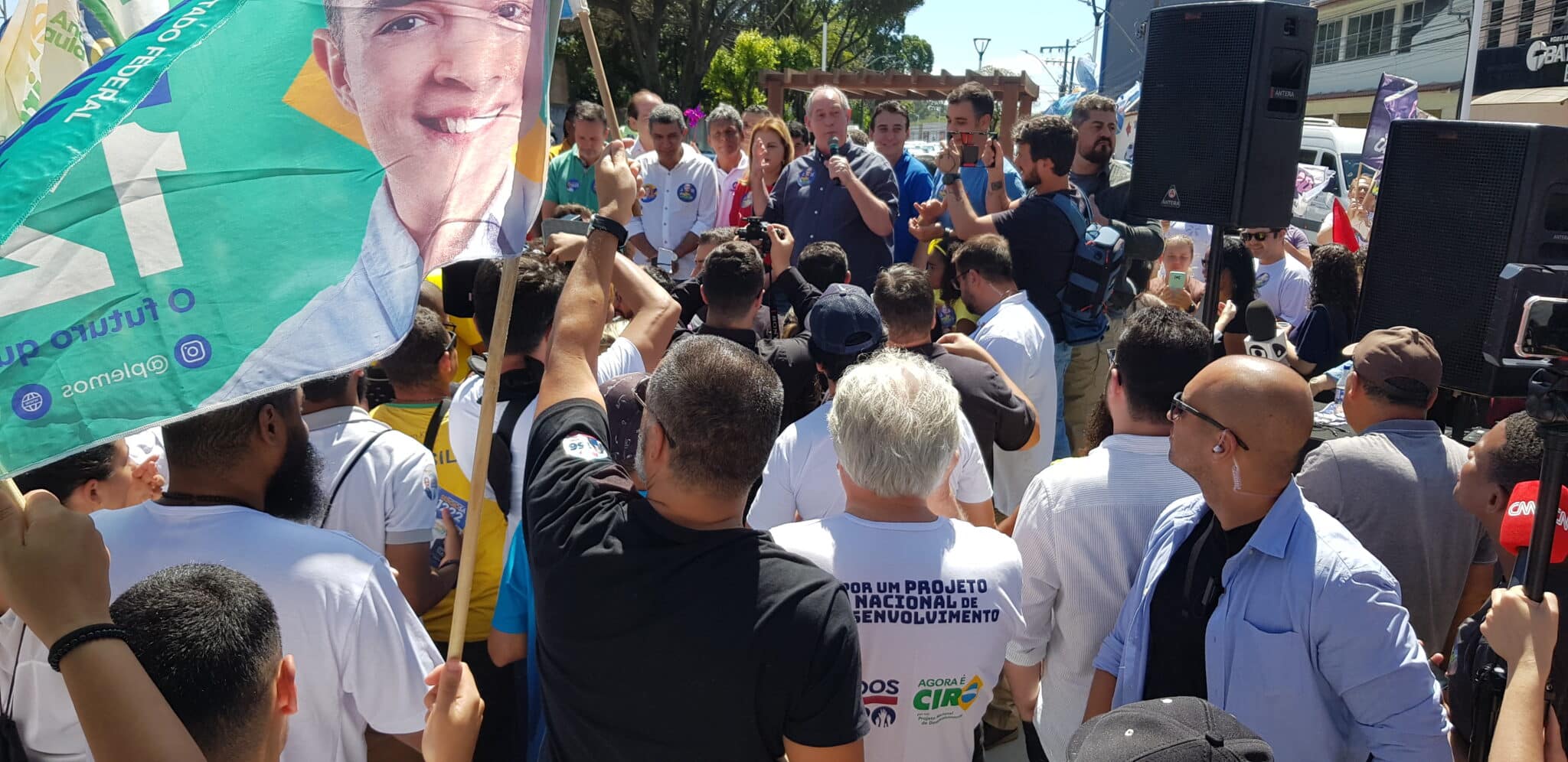 Em visita relâmpago ao ES, Ciro Gomes pede votos para Casagrande