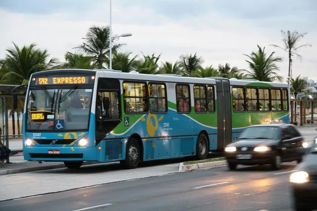 Aumenta multa para casos de ônibus do Transcol que circulam com portas abertas