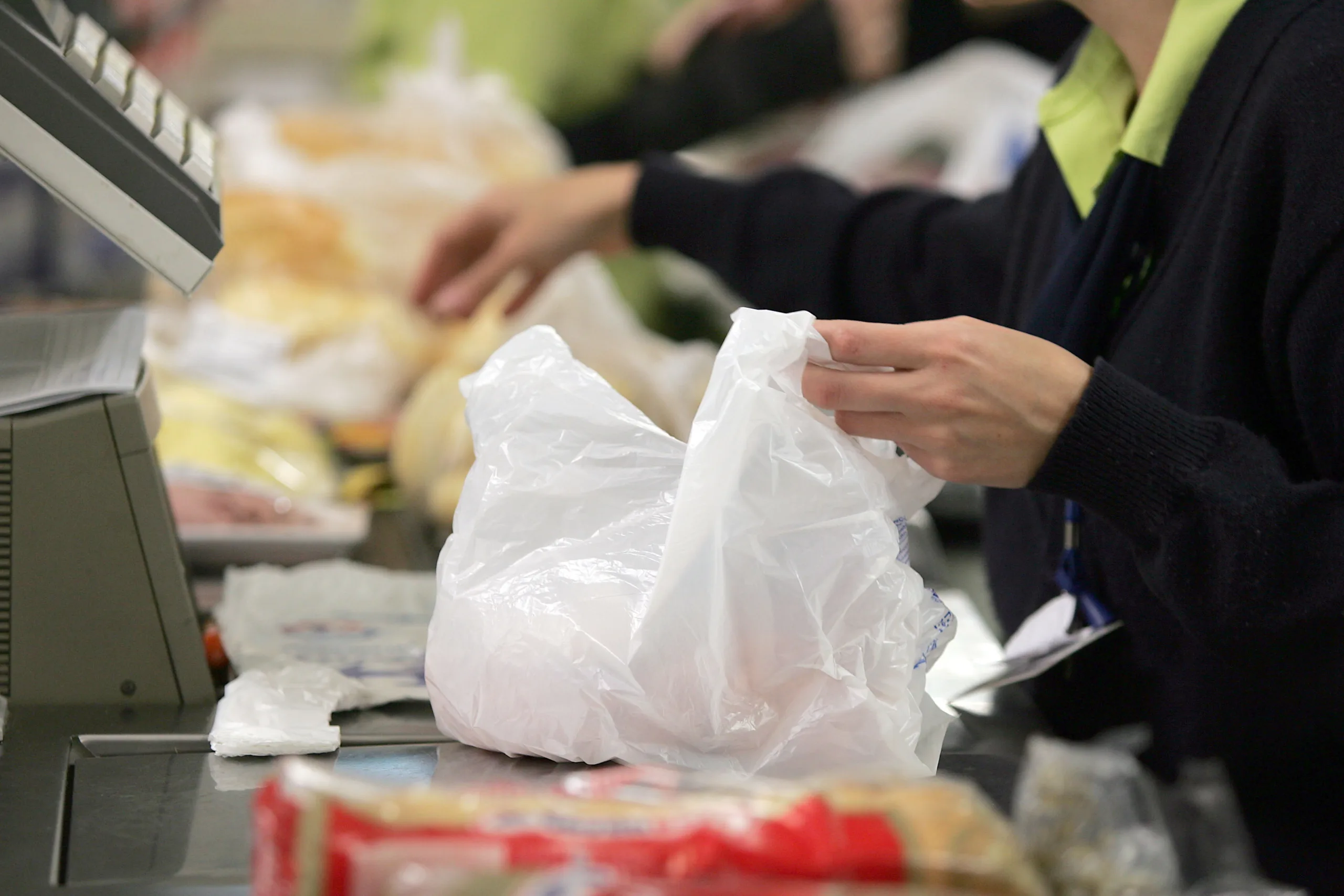 Brasil, São Paulo, SP. 19/07/2006. Caixa de supermercado coloca produtos dentro de sacolas plásticas. – Crédito:PAULO PINTO/AGÊNCIA ESTADO/AE/Codigo imagem:33999