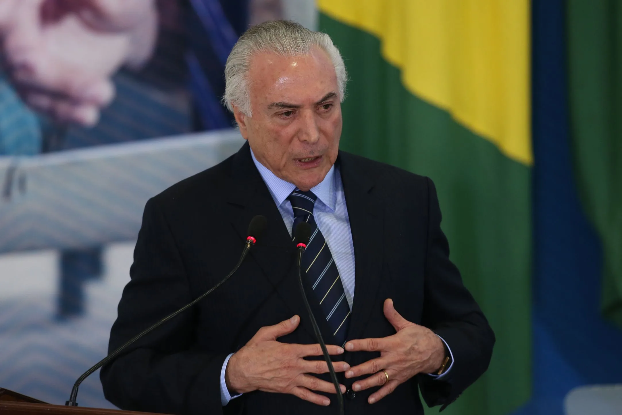 Brasilia – O presidente Michel Temer, junto a ministros e parlamentares fazem um pronunciamento após a aprovação da Reforma Trabalhista (Valter Campanato/Agência Brasil)