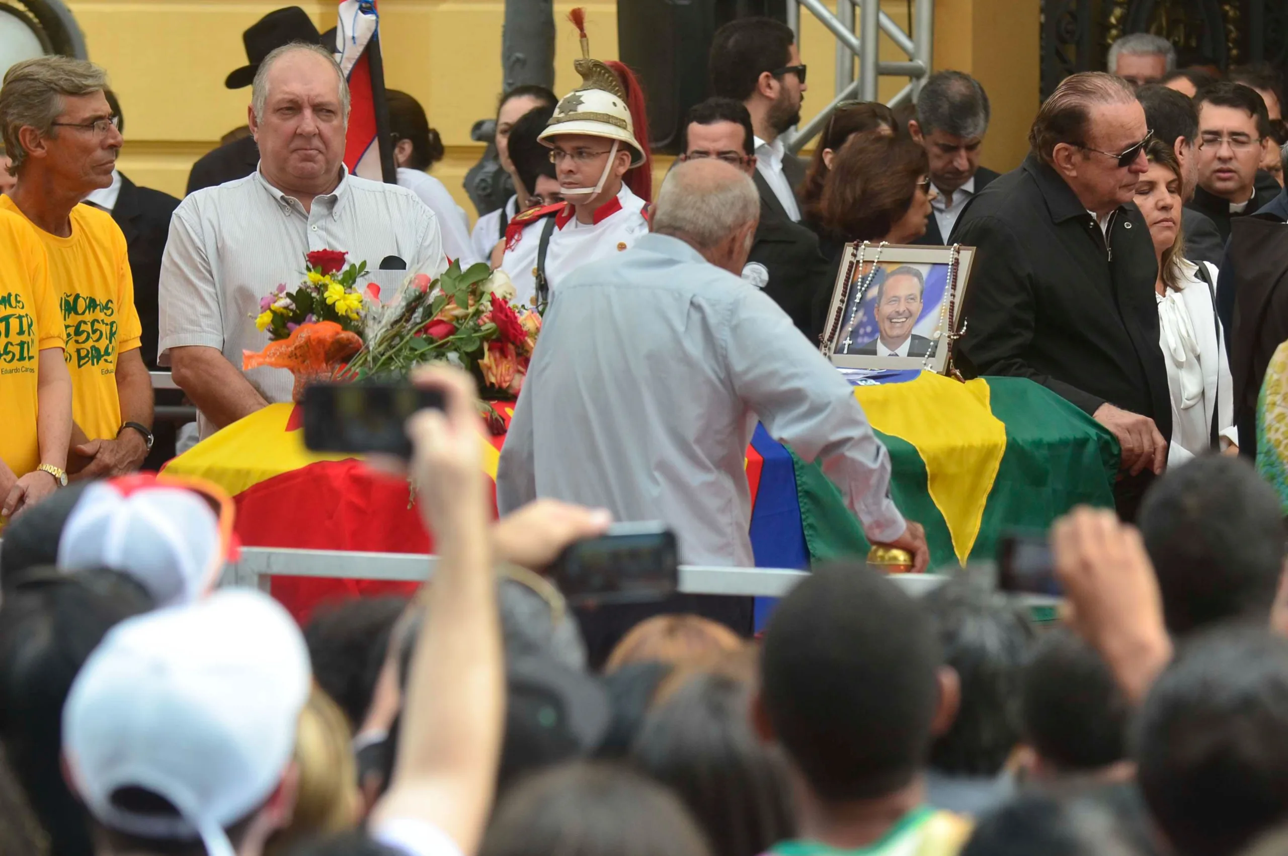 Caixão de Eduardo Campos é levado para o cemitério