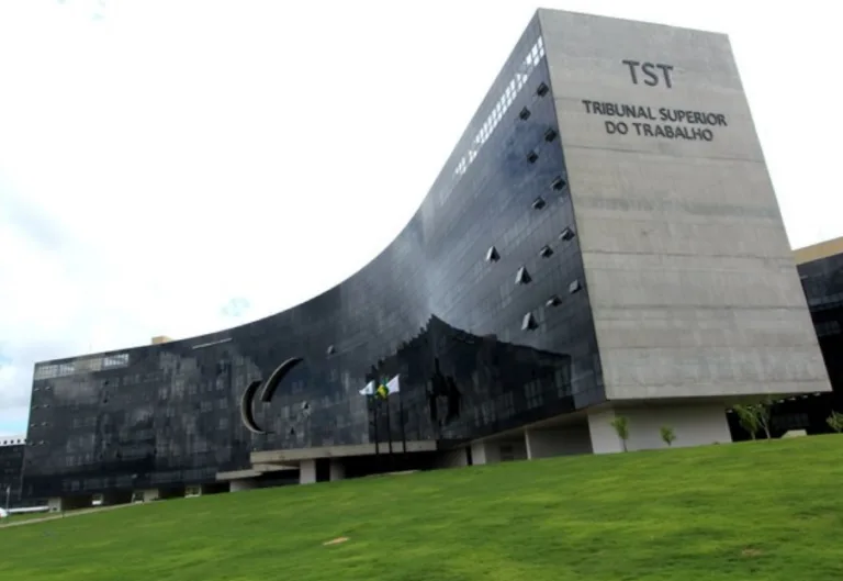 TST abre edital para compra de cadeiras a R$ 6 mil para seus ministros