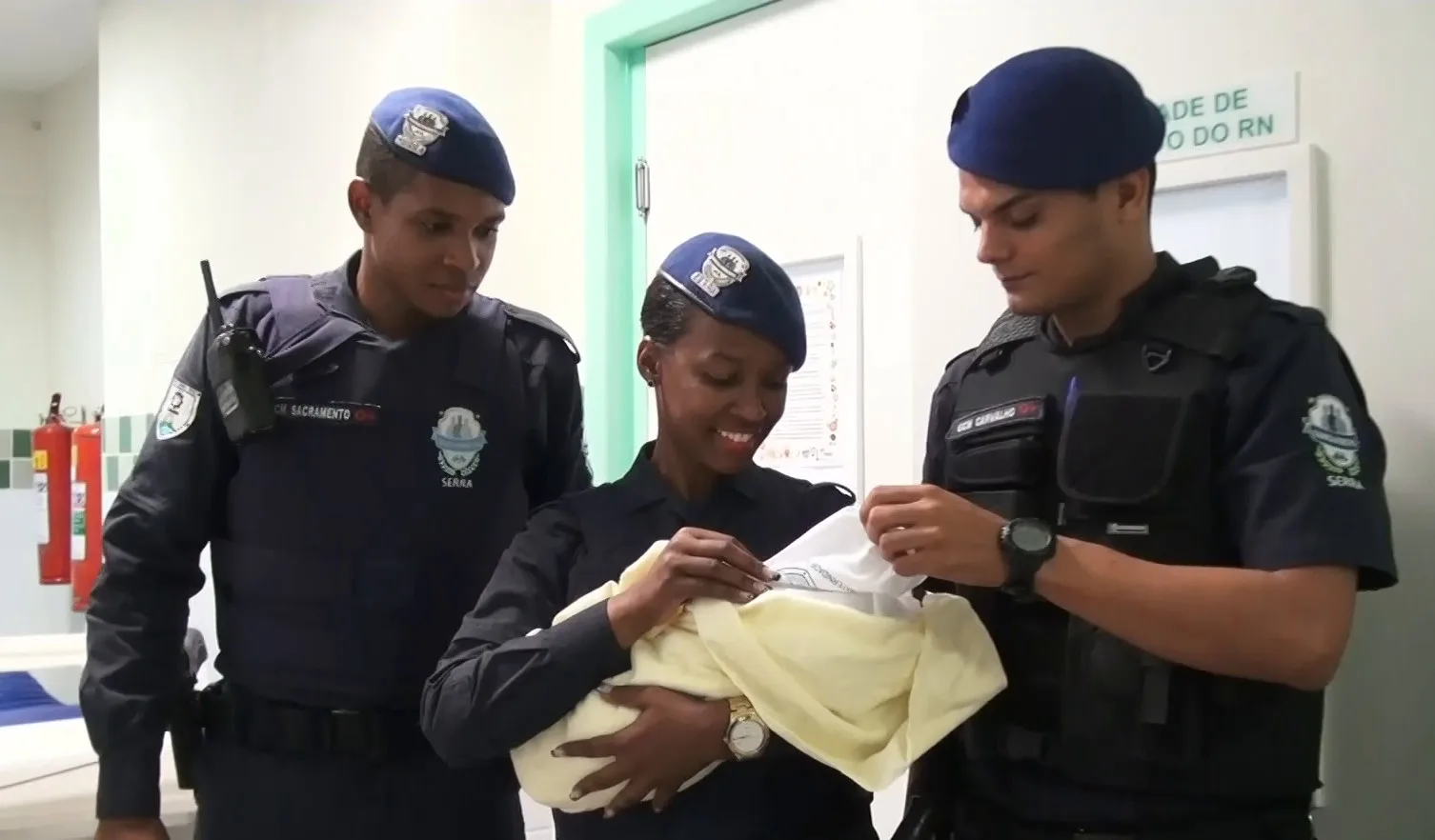 Agentes que ajudaram em parto visitam bebê em hospital da Serra