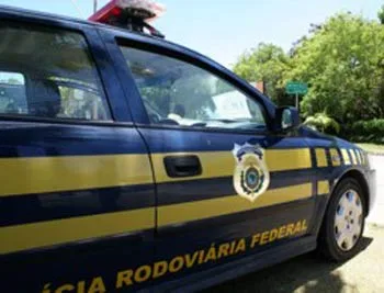 Idoso morre atropelado por carro de passeio na BR-101, na Serra