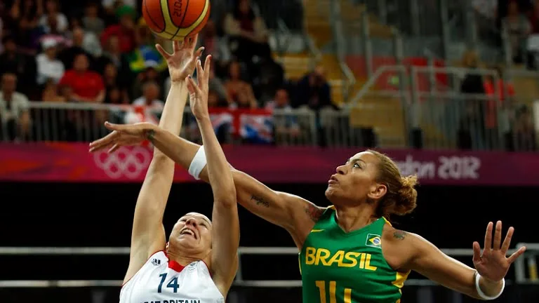 Érika descarta aposentadoria e lamenta eliminação do basquete brasileiro feminino