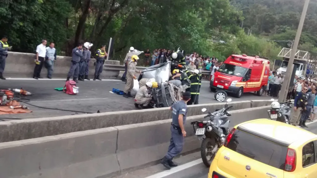 Acidente entre carro e caminhão deixa duas pessoas feridas na BR-101 em Cariacica