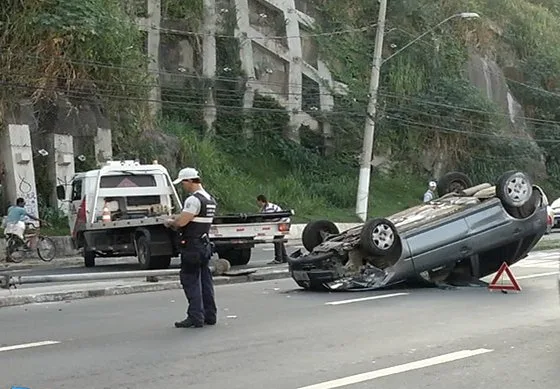 Carro capota com casal e mulher fica ferida em Vitória