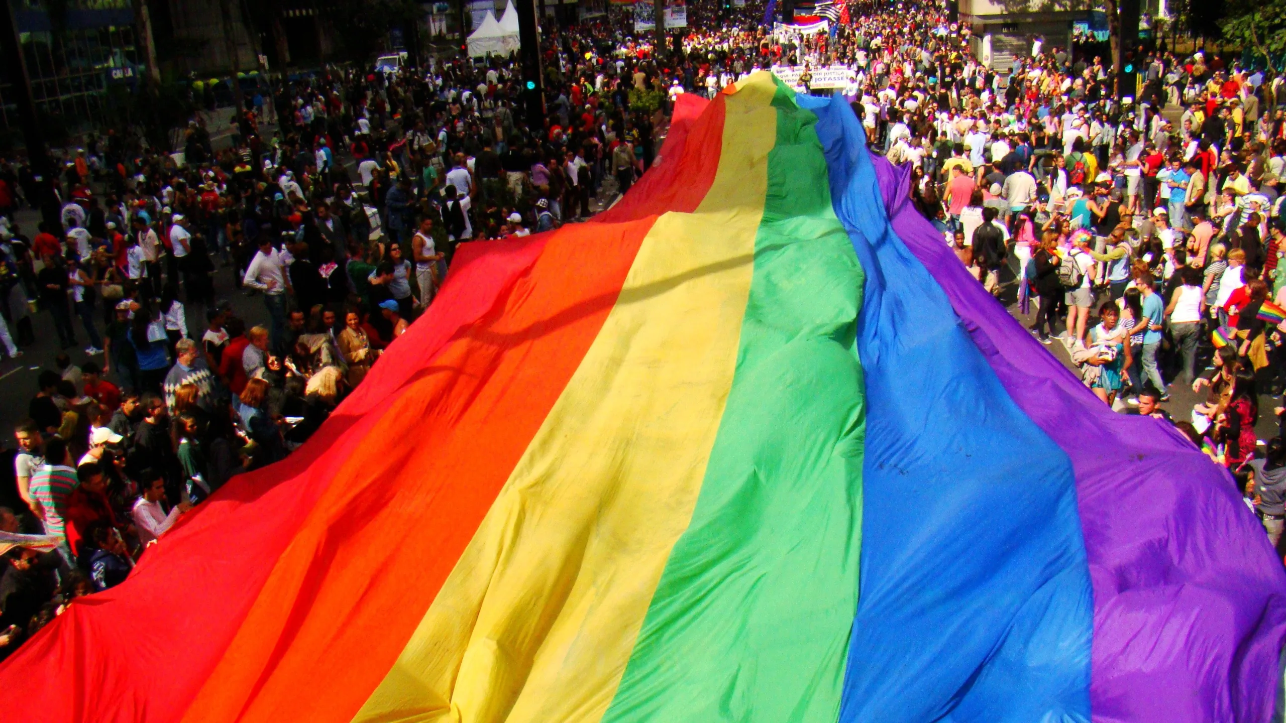 Parada do Orgulho LGBT+ volta às ruas e atrai milhares de participantes em SP