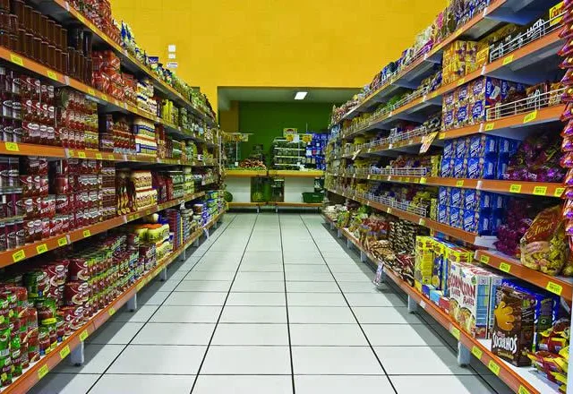 Em meio à crise, supermercados lotam em Vitória e produtos começam a faltar