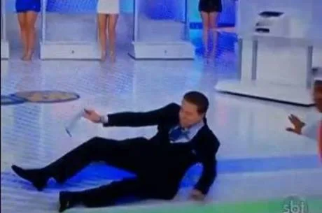 Silvio Santos cai no palco durante programa