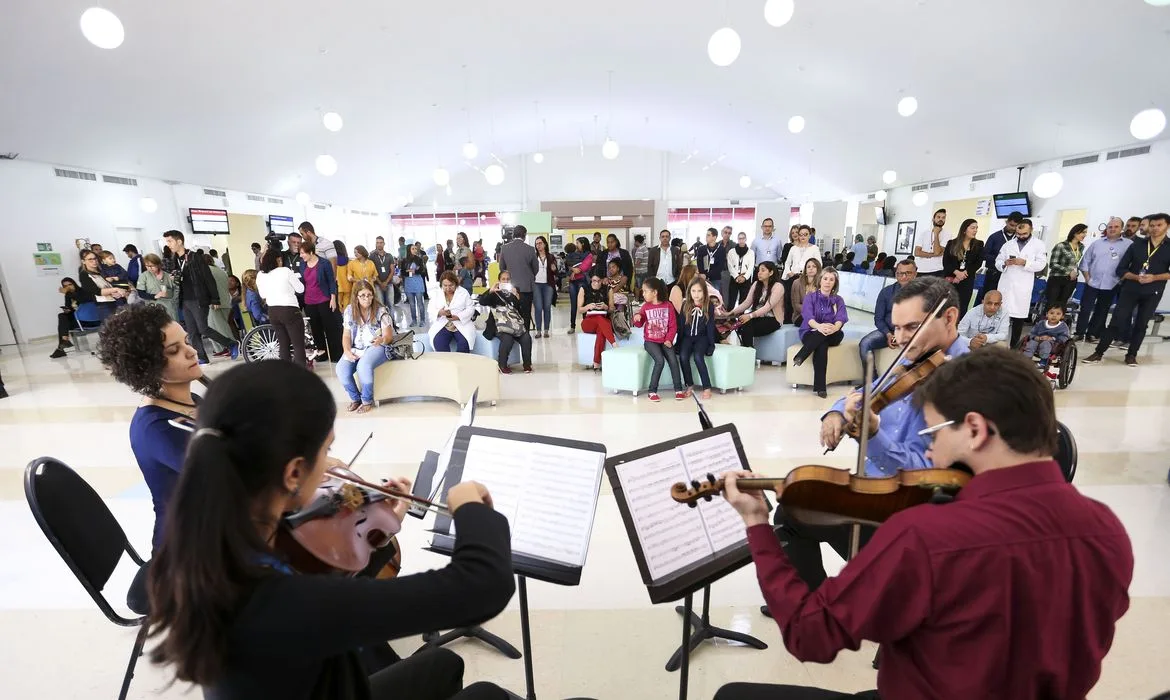 A Orquestra Sinfônica do Teatro Nacional se apresenta no Hospital da Criança de Brasília como parte do projeto Concertos da Saúde.