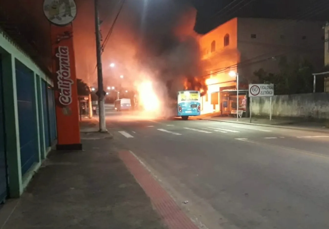 Ônibus é incendiado no centro de Nova Almeida, na Serra