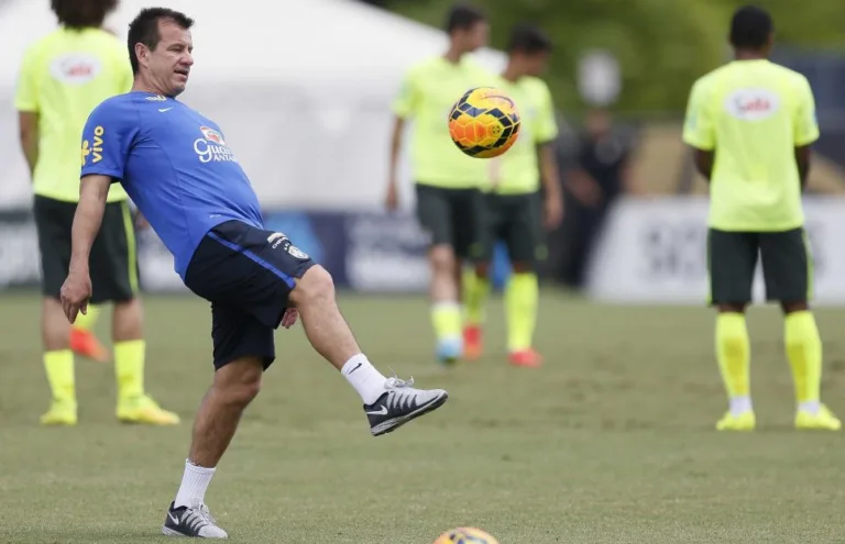 Dunga se diz surpreso com rendimento da seleção