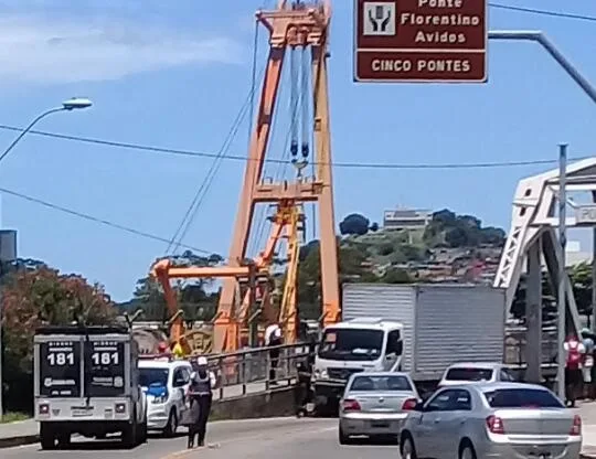 Motociclista morre após colidir com caminhão em ponte de Vitória