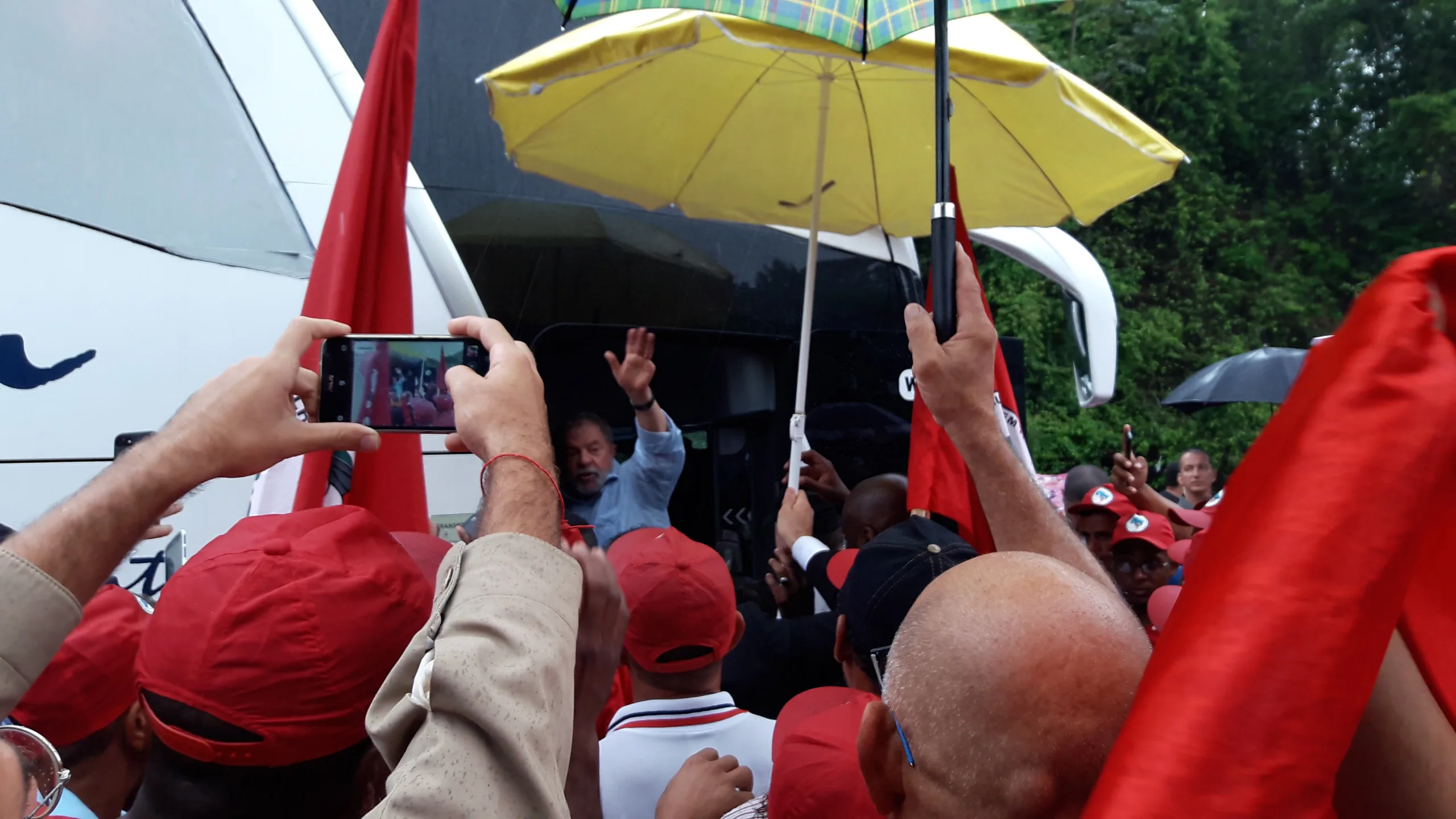 Finalizando visita ao ES, caravana do ex-presidente Lula passa por Cachoeiro