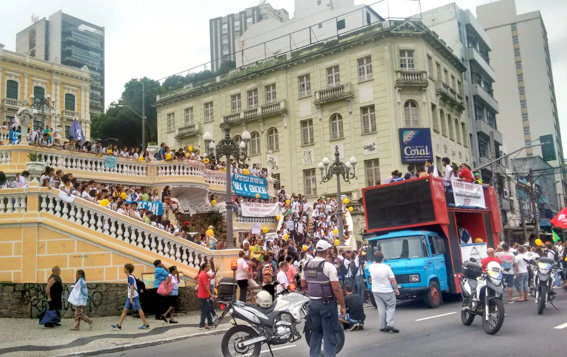 Manifestantes fecham o trânsito em frente ao Palácio Anchieta em protesto contra a PEC 241