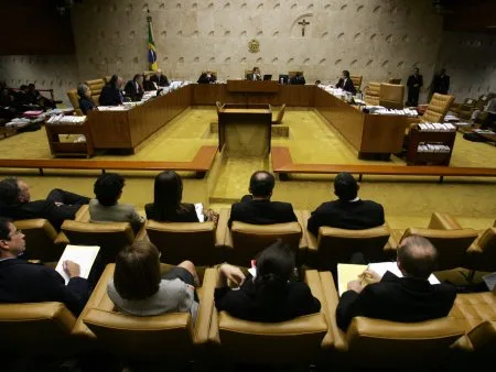 ADANISTIA204 BSB – 29/04/2010 – STF/LEI DE ANISTIA – Plenario da sessão do Supremo Tribunal Federal que retoma o julgamento da ação movida pela OAB contra a aplicação da Lei de Anistia para torturadores. Ontem (28), a sessão foi interrompida após o voto do ministro-relator, Eros Grau, contrário à ação da OAB. no STF, em […]