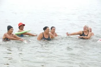 Hidroginástica no mar em frente à Praça dos Desejos