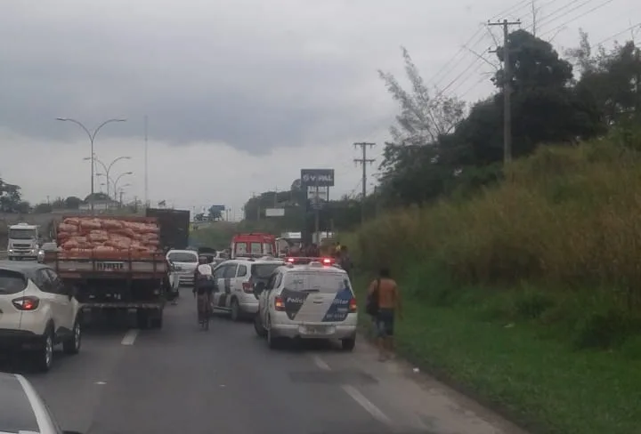 Acidente com seis veículos deixa um ferido e trânsito lento na Serra