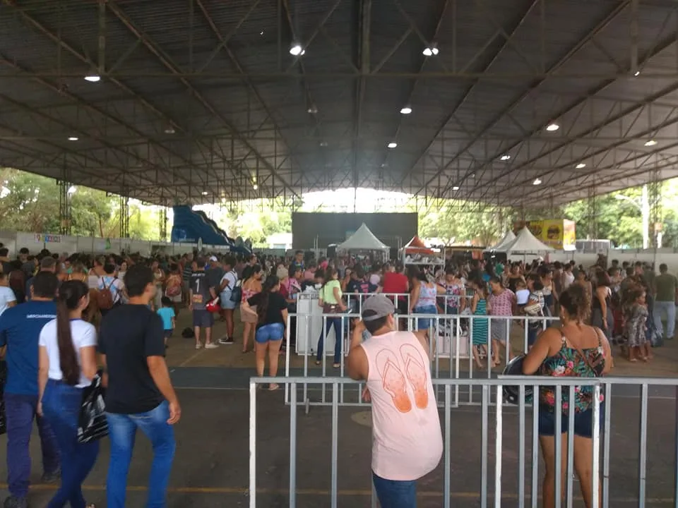 Bazar Solidário e promoções em lojas atraem multidão em Cachoeiro