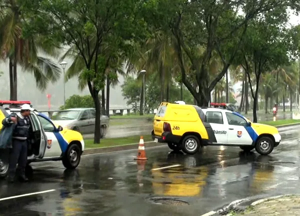 Motorista bate carro em poste e avenida Beira-Mar fica interditada