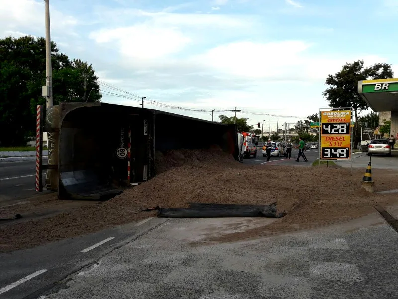 Carreta carregada com areia tomba e deixa trânsito complicado em Vitória