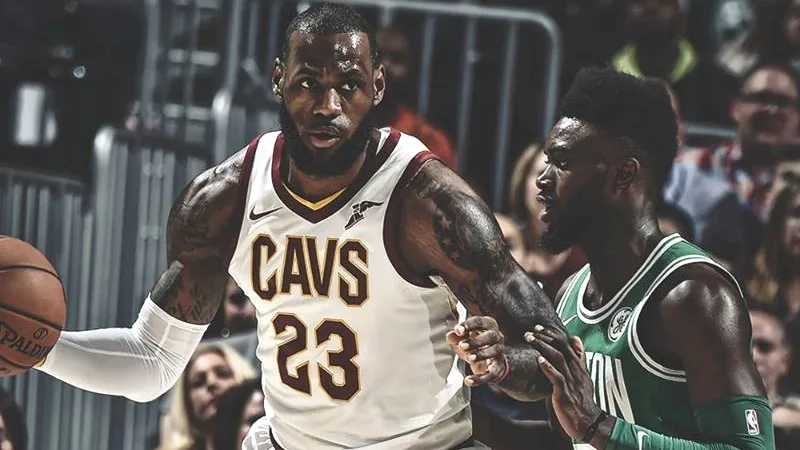 LeBron brilha e Cavaliers vence Celtics em jogo marcado por grave lesão