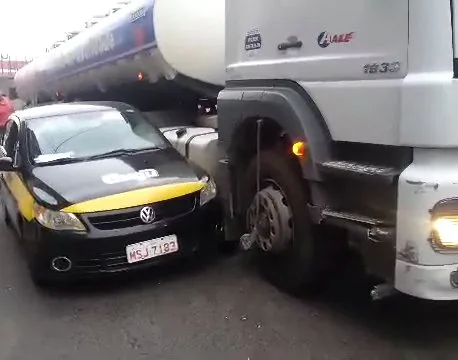 Caminhão atinge carro de autoescola em Cariacica