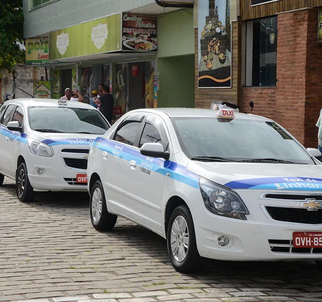 Taxista encontra bolsa de passageira com mais de R$ 1 mil e entrega à polícia em Linhares