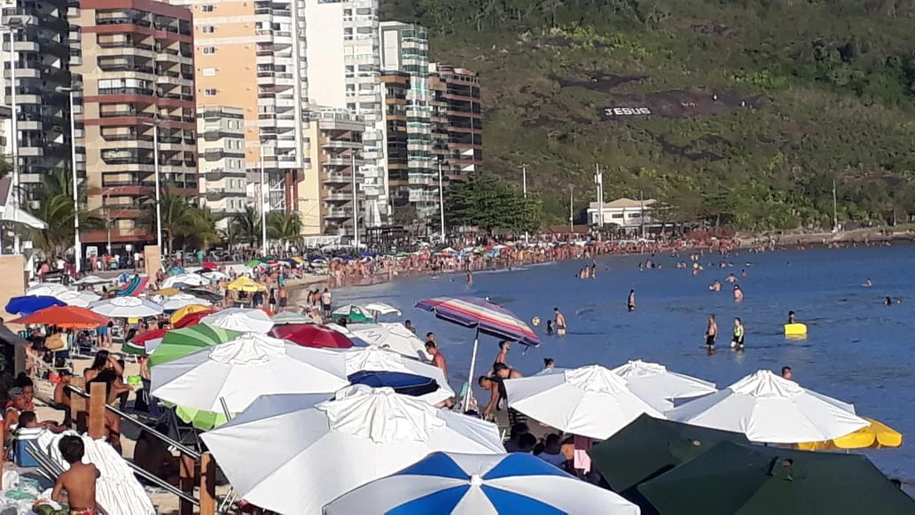 Registros mostram praias cheias durante feriado em Guarapari