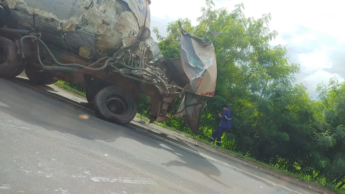 Cinco pessoas ficam feridas em acidente envolvendo duas carretas e um carro em Linhares