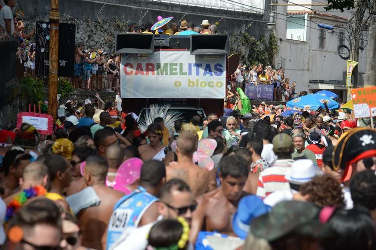 Rio de Janeiro – Bloco das Carmelitas anima foliões em Santa Teresa, região central da capital fluminense, no primeiro dia do carnaval carioca (Tomaz Silva/Agência Brasil)