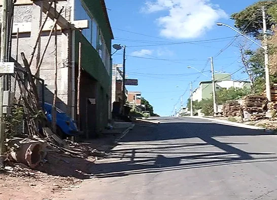 Homem é assassinado a tiros no meio da rua na Serra