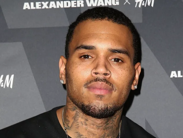 Chris Brown se defende da acusação de estupro: 'está mentindo'