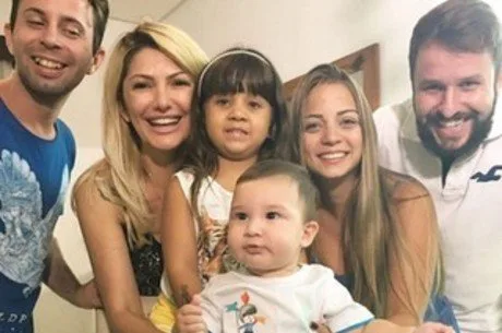 Recém-separada, Antônia Fontenelle comemora seis meses do filho Salvatore