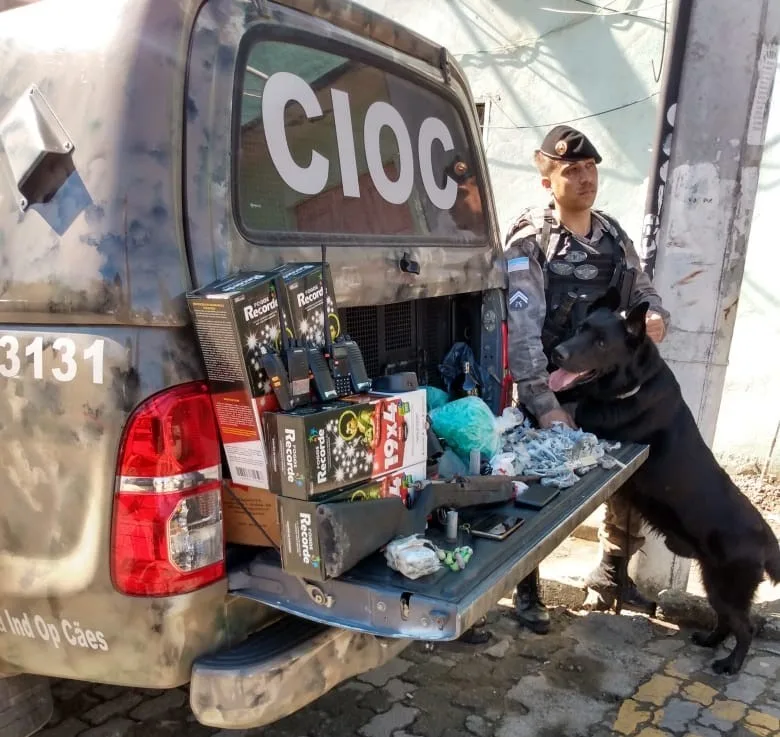 Cães farejadores encontram drogas e arma durante operação no Morro do Jaburu