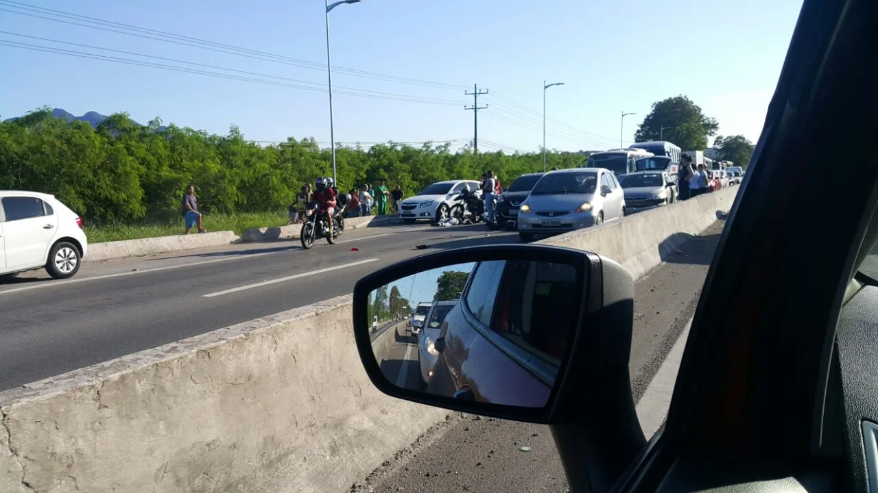 Acidente envolvendo três carros e duas motos deixa feridos em Vitória