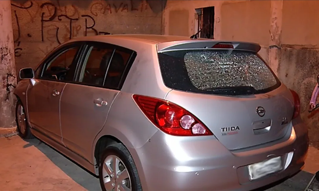 Carro com suspeitos bate em muro de casa após perseguição e troca de tiros em VV