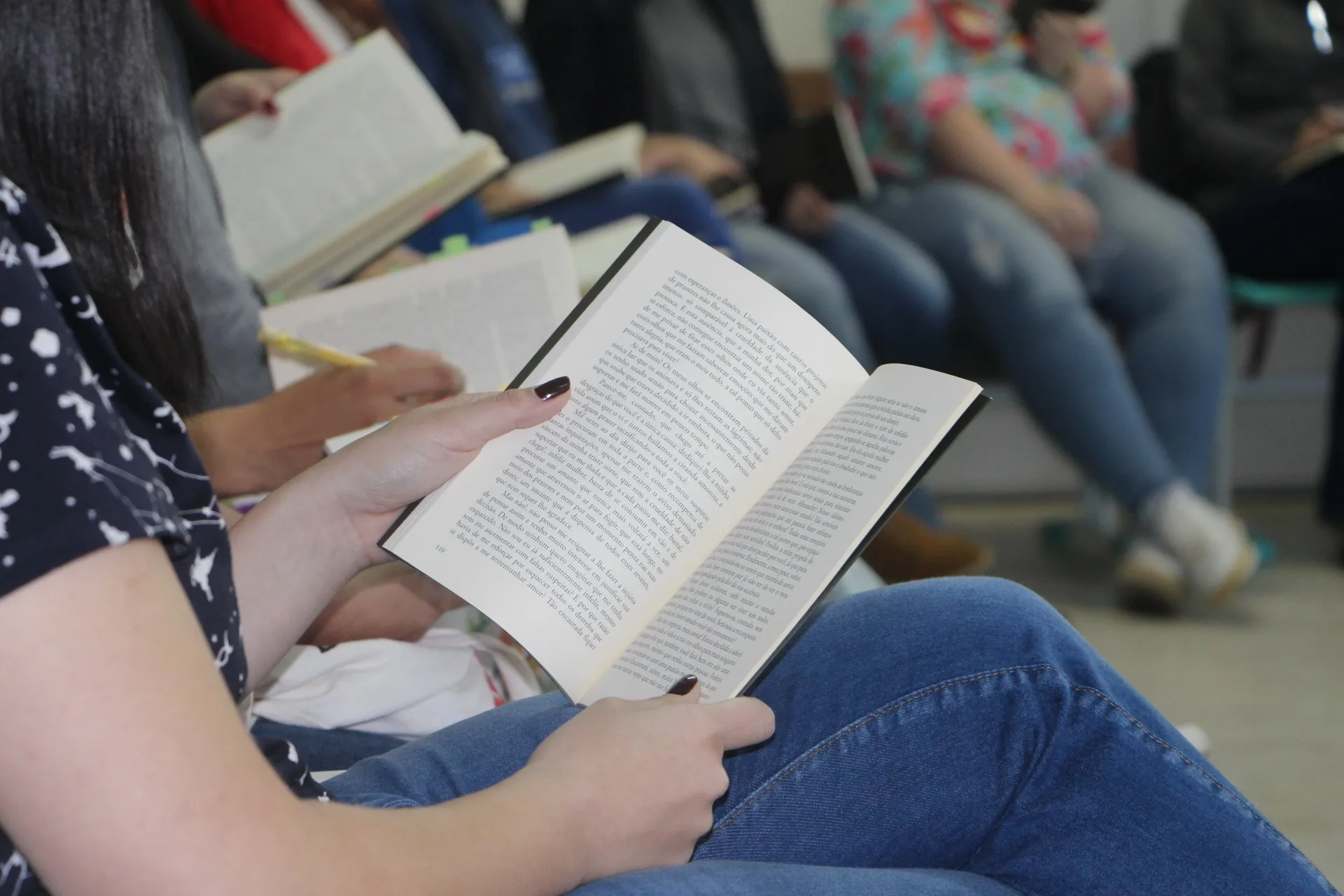 Leitores e escritores capixabas se reúnem para discutir obras literárias em clube de leitura