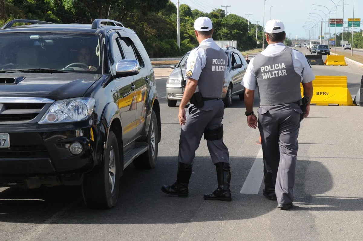 Homem é preso ao bater em viatura, fugir e capotar com o carro na Rodovia do Sol